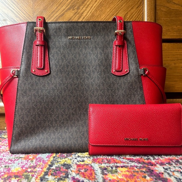 Michael Kors Voyager East/West MK Signature Monogram Large Tote and Wallet - Picture 1 of 8